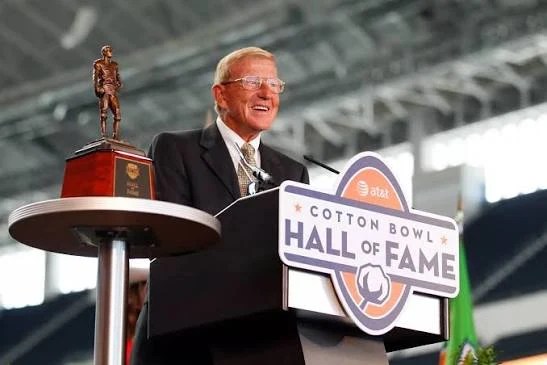 Lou Holtz at a Cotton Bowl Hall of Fame ceremony; not a museum event.